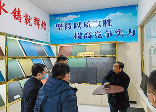 2022年12月公司总经理李光华在展厅向客户介绍公司新产品